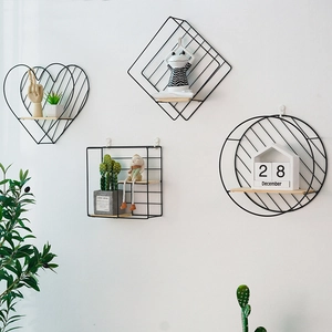 Estantes de pared geométricos nórdicos de hierro con bases de madera en cuatro formas