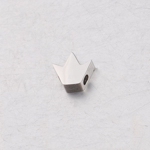 Vue macro de perle couronne en acier inoxydable argenté poli avec trou de 1,8 mm