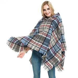 Poncho con cappuccio a quadri da donna con frange in motivo blu e rosso