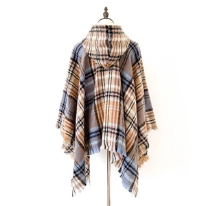 Vista posteriore del poncho scozzese con cappuccio e frange in una calda tonalità marrone