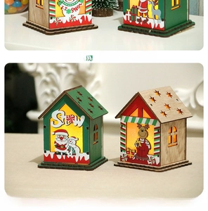 Détail de maisons de Noël en bois avec LED, motifs de Père Noël et de renne festifs
