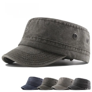 Détail d'une casquette militaire en coton délavé avec œillets et choix de couleurs