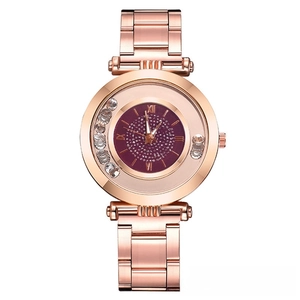 Détail d'une montre femme or rose avec cadran pailleté violet et index en cristal