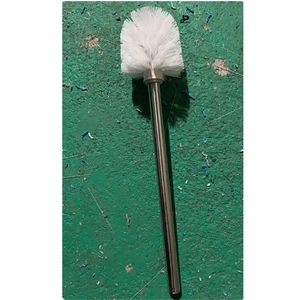 Dettaglio dello scopino per WC con setole in plastica bianca e manico in acciaio inox
