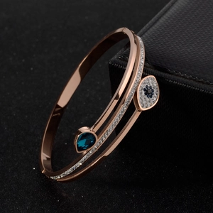Bracelet jonc ouvert or rose avec œil protecteur et zircons bleus en forme de larme