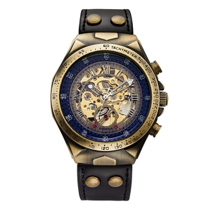 Nahaufnahme einer mechanischen Vintage-Steampunk-Skelettuhr mit Bronzegehäuse und Lederarmband