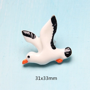 Detail view of a 31x33mm resin seagull figurine with orange beak for DIY crafts