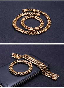 Vue macro de l'ensemble collier et bracelet gourmette en acier inoxydable plaqué or