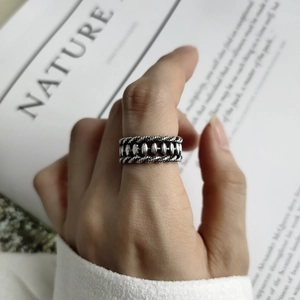 Retro 925 sterling silver olive ring with twisted texture and beaded detail on finger