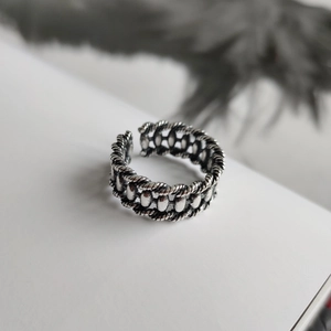 Vintage 925 sterling silver open ring with oxidized woven texture and olive pattern