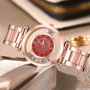 Gros plan détaillé d'une montre en or rose avec cadran rouge scintillant et cristaux