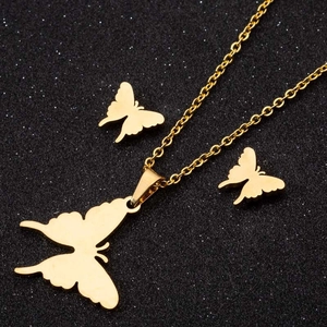 Elegantes goldenes Schmetterlings-Schmuckset mit Halskette und passenden Ohrsteckern