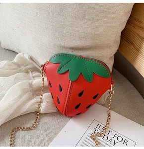 Detailansicht der Erdbeer-Kindertasche aus rotem PU-Leder mit goldener Kette