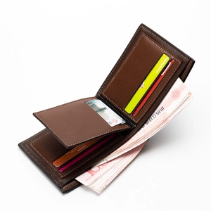 Portafoglio bifold da uomo in pelle marrone scuro con trama litchi e slot per carte di credito