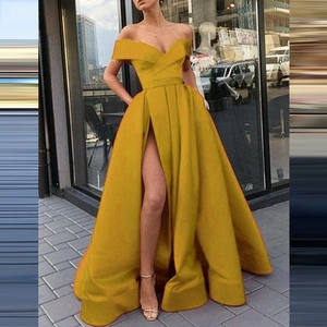 Elegantes schulterfreies Abendkleid aus ingwergelbem Satin mit hohem Beinschlitz