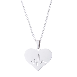 Dettaglio della collana con ciondolo a cuore argento e intaglio a forma di battito cardiaco