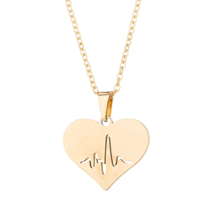 Collana con ciondolo a cuore dorato con incisione a linea di battito cardiaco su fondo bianco