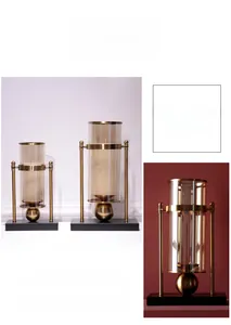 Detailansicht luxuriöser goldener Metallkerzenhalter mit Bernstein Glasgehäuse