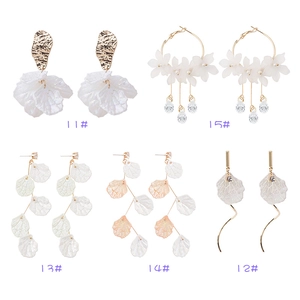 Elegant white shell floral earrings collection with pearls and petals in gold plating