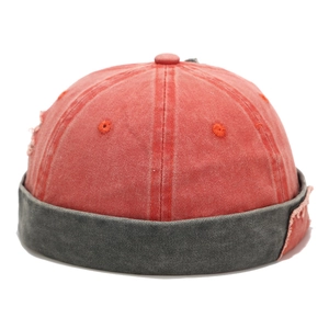 Détail du bonnet docker vintage avec patchs, trous et toile de coton rouge délavée