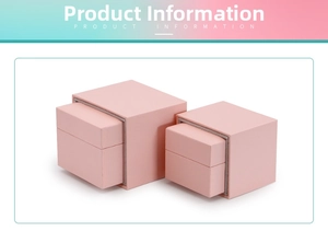 Dettaglio di due scatole regalo per gioielli rosa chiaro a cassetto con finitura goffrata