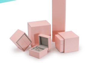 Set di scatole per gioielli in ecopelle rosa con fodera in velluto grigio per anelli