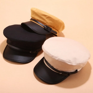 Drei achteckige Newsboy-Hüte in Gelb Schwarz und Beige mit Lederschirm-Detail