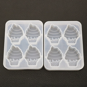 Détail macro du moule en silicone translucide pour pendentifs en résine en forme de glace