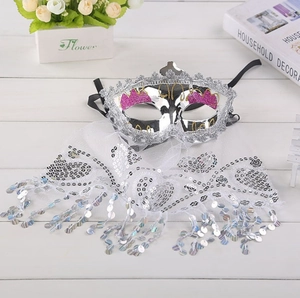 Masque de mascarade à paillettes argentées avec détail de voile blanc sur bois blanc