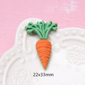 Dettaglio charm carota in resina opaca 22x33mm per gioielli fai-da-te e accessori