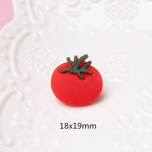 Dettaglio macro di un ciondolo a pomodoro in resina opaca 18x19mm per gioielli fai-da-te
