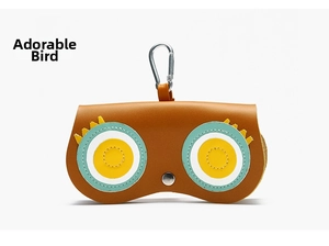 Étui à lunettes oiseau en cuir marron avec mousqueton et détails d'yeux colorés