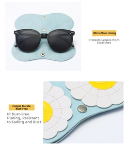 Détail de l'étui à lunettes en microfibre bleu clair avec marguerite et boucle en cuivre