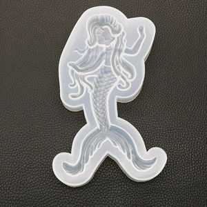 Détails du moule sirène en silicone translucide montrant la texture des écailles