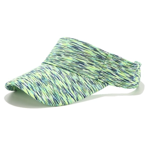 Détail de la texture du tissu chiné sur une visière de sport vert menthe pour le soleil