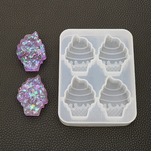 Détail du moule en silicone pour glace à 4 trous avec exemples de pendentifs résine