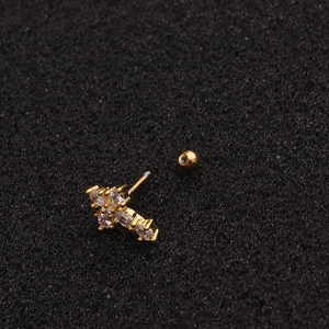 Clou d'oreille croix dorée avec cristaux de zircone et fermoir à boule vissée