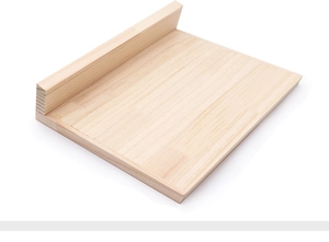 Makro-Detail des Holz-Ringdisplays mit L-förmiger Kante auf weißem Hintergrund