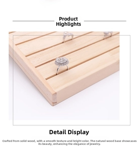 Detailansicht eines Ringdisplays aus Holz mit parallelen Schlitzen für Diamantringe