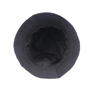Cappello a secchiello nero in maglia con cuciture multistrato sulla tesa, vista dall'alto