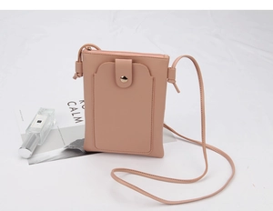 Détail de la pochette téléphone en cuir PU rose avec bouton pression et boucles dorées
