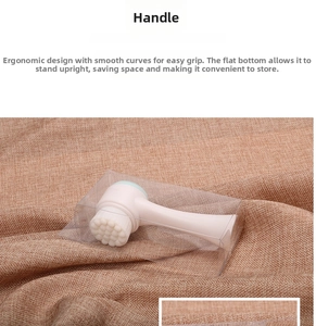 Dettaglio della spazzola viso manuale con manico ergonomico e base autoportante