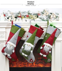 Lot de trois chaussettes de Noël avec gnomes décoratifs suspendues à la cheminée