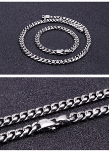 Vista macro del set collana e bracciale a maglia cubana in acciaio inossidabile