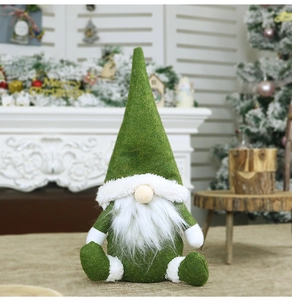 Dettaglio dello gnomo di Natale in feltro verde con cappello a punta e barba bianca