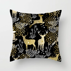 Détail de la housse de coussin de Noël noire avec motifs de rennes dorés et feux d'artifice
