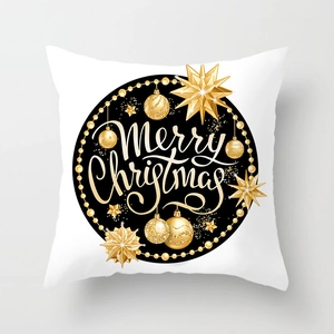 Détail de la housse de coussin blanche avec motif de Noël noir et or et étoiles dorées