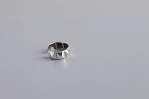 Detailed close-up of S925 sterling silver ring featuring 3D pyramid rivet texture