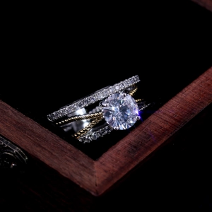 Bague trois couches bicolore 14K avec un grand zircon central de taille brillant