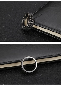 Dettaglio macro di anello vintage da uomo in acciaio inossidabile con trama a catena
